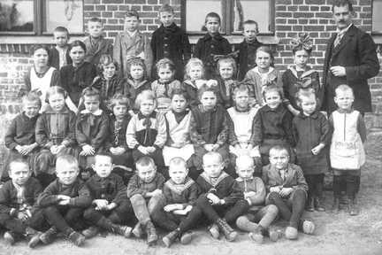 065 0006 Schueler der Volksschule Moterau mit ihrem Lehrer Emil Klein im Jahre 1929
