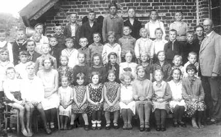065 0007 Schueler der Volksschule Moterau mit ihrem Lehrer Emil Kabick im Jahre 1932