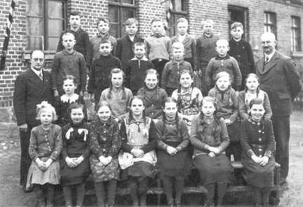 065 0008 Schueler der Volksschule Moterau mit ihren Lehrern Emil Kabick und Helmut Hurst