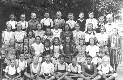 065 0009 Schueler der Volksschule Moterau mit ihrem Lehrer Emil Kabick
