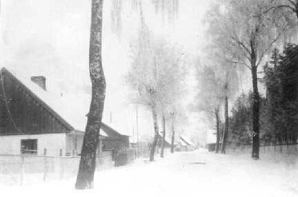 065 0011 Dorfstrasse in Moterau mit Blick in Richtung Schule Links im Bild das Insthaus von Dunkel Hier wohnte der Schweitzer Napiwotzki