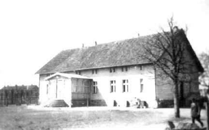 065 0018 Das Wohnhaus der Familie Otto Dunkel in Moterau von der Hofseite gesehen