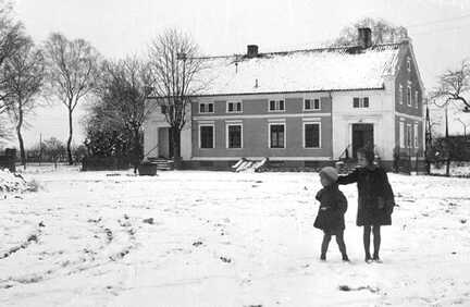 065 0020 Das Wohnhaus der Familie Rose in Moterau Im Hof die Kinder Karin und Manfred