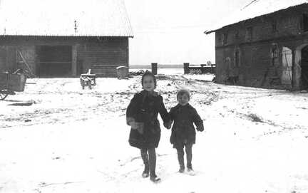 065 0021 Der Hof von Emil Rose im Winter 1943 Rechts der Pferdestall links die Scheune Im Bild die Kinder Karin und Manfred Rose