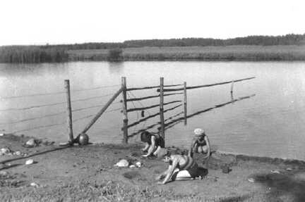 065 0030 Moterau Kinder beim Bauen von Schlammburgen an der Badestelle beim Rundberg