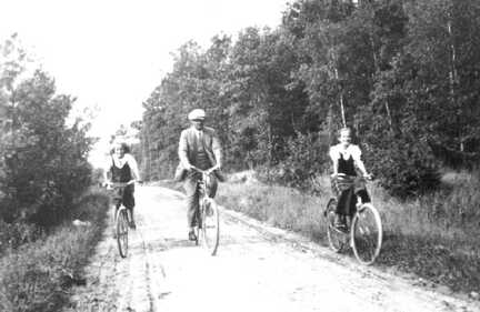 065 0037 Lehrer Emil Kabick aus Moterau mit seinen Toechtern Adelheit und Kaethe im Jahr 1934 auf einem Sonntagsausflug im Kuglacker Forst