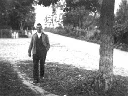 065 0046 Otto Dunkel im Jahre 1938 vor der Auffahrt zu seinem Anwesen