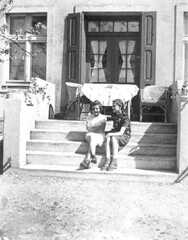 065 0047 Im Mai 1944 vor dem Wohnhaus Gartenseite Otto Dunkel in Moterau Im Bild von links Ingrid Roggan und Gerda Dunkel