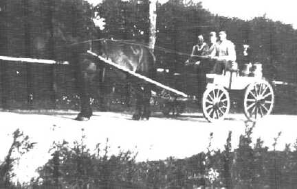 065 0053 Auf der Fahrt zum Melken In der Mitte Senta Geschke aus Moterau im Jahre 1941