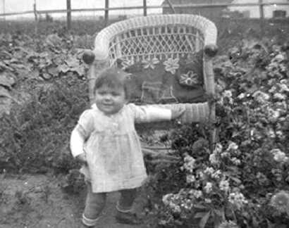 065 0070 Tochter Helga Manneck aus Moterau im Jahre 1934 im Blumengarten des Elternhauses