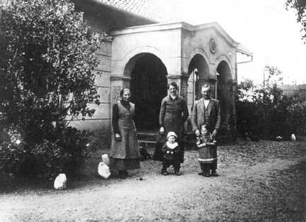 066 0003 Das Wohnhaus der Familie Otto Braun von der Strassenseite Im Bild Oma Braun und das Ehepaar Otto Braun mit ihren Kindern