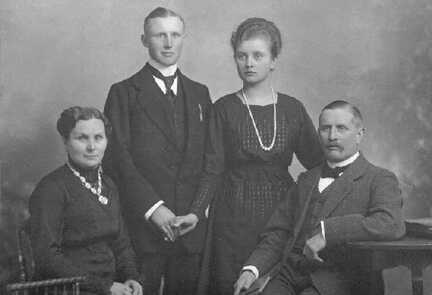 066 0004 Otto und Lilly Braun mit ihren Eltern