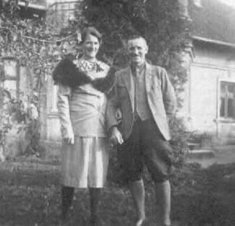 066 0006 Otto und Martha Braun geb Buhrke im Garten