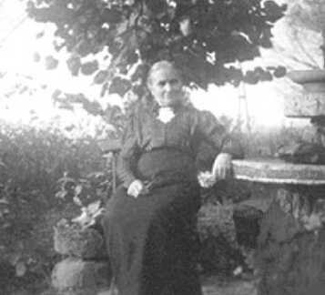 066 0007 Oma Braun geb Thomaschki auf der Gartenbank
