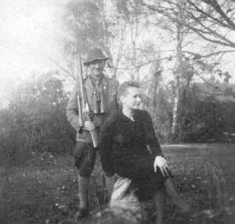 066 0008 Otto Braun mit Schwester Lilly im Garten
