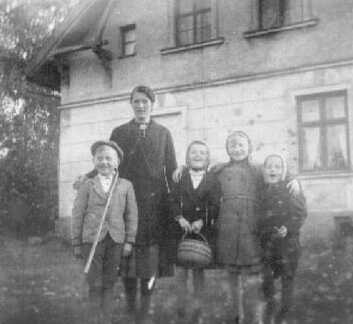 066 0009 Martha Braun mit ihren Kindern Adolf und Ruth sowie zwei Berliner Kinder