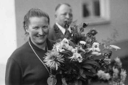 066 1005 1 Platz und Gold fuer Ruth Kasten geb Braun im Jahre 1970 im Pistolenschiessen Deutsche Meisterschaft