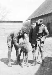 067 0009 Dr Hitschold links und Revierfoerster Weigel auf dem Hof in Lieblacken