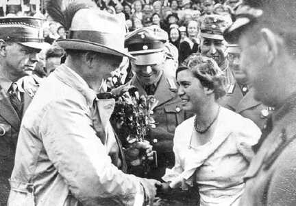 067 0015 Hermann Goering bedankt sich bei Edith Runge fuer die Elche und uebergibt ihr einen Bericht ueber das Befinden der Tiere