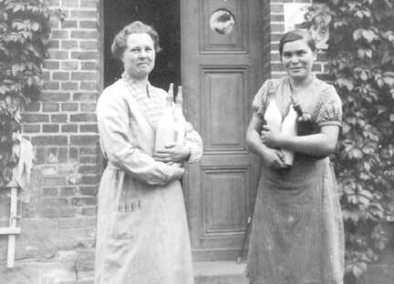 067 0017 Martha Brack links mit ihrer Tochter Edith 1934 vor der Tuer des Forsthauses mit der naechsten Elchmalzeit