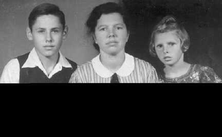 067 0030 Frau Helene Tobien geb Dank mit ihren Kindern Karl Heinz und Hildegard im Jahre 1942