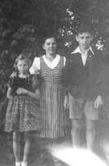 067 0031 Frau Helene Tobien mit Sohn Karl Heinz und Tochter Hildegard im Jahre 1942