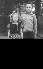 067 0033 In der Volksschule Grossudertal Hildegard Tobien 8 Jahre alt und Bruder Karl Heinz 11 Jahre alt