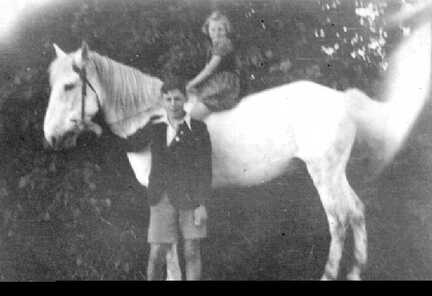 067 0034 Lieblacken im Jahre 1942 Hildegard und Karl Heinz Tobien mit ihrem Schimmel
