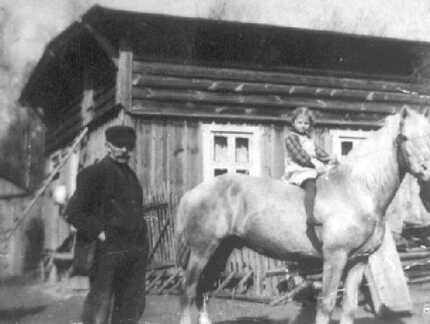 067 0036 Opa August Dank mit Enkeltochter Hildegard Tobien in Lieblacken