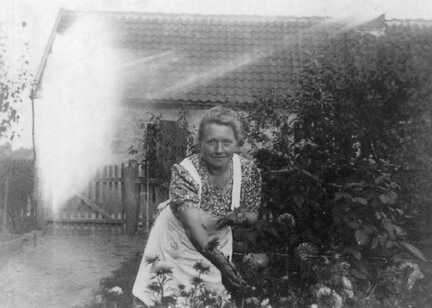 067 0037 Frieda Thiel geb Boehnke im Jahre 1943 in ihrem Blumengarten