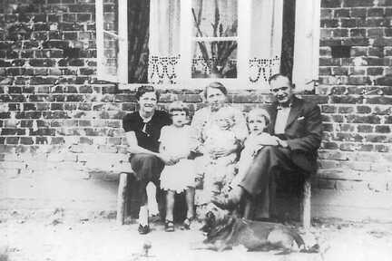 067 0038 Familie Albert Thiel im Jahre 1937 Ehefrau Frieda und die Kinder Werner Elli Eva und Edith