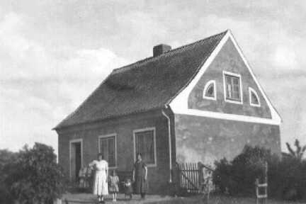067 0048 Das Wohnhaus der Familie Ernst Gronau Im Bild Ella Gronau mit ihren Kindern Ilse und Anita und Tante Meta
