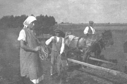 067 0050 Ella und Ernst Gronau bei Feldarbeiten hinter der Scheune