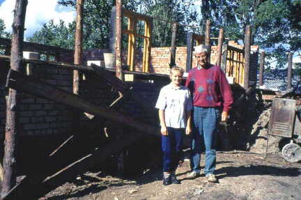 068 1010 Neumuehl rechts im Bild Joachim Fleisch 1993 im Ort Schulgelaende