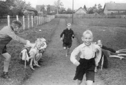069 0005 Erwin Hollaender gewinnt den Wettlauf Rechts Walter Engel