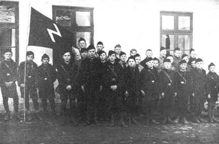 069 0006 Der Jungzug Falke mit Nickelsdorfer und Gruenlinder Pimpfen Jungzugfuehrer Georg Tiedtke
