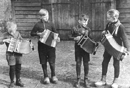 069 0007 Horst Ragnit Rudi Treppner Ekkehard Gimbott und Erwin Hollaender 1940 nach einer Musikstunde auf dem Schulhof