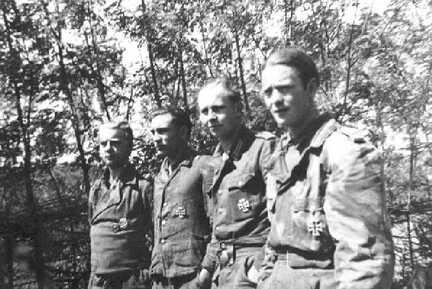069 0010 Gerhard Hollaender 2 von links mit seinen Kameraden von der Besatzung einer Panzer Jaeger Selbstfahrlaffette
