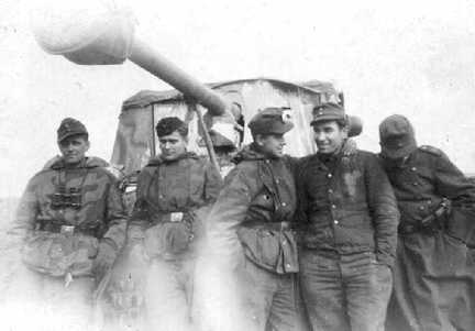 069 0011 Die Besatzung im Winter 1944 vor dem Fahrzeug Zweiter v r Gerhard Hollaender der 1967 an den Spaetfolgen einer Schussverletzung starb