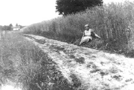 069 0016 Elli Mattern auf der Strasse unterhalb des Friedhofes