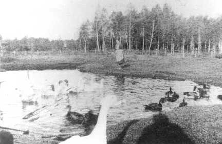 069 0017 Oma Mattern beim Federvieh am Teich