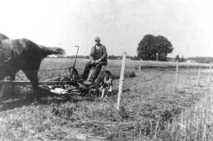 069 0018 Kurt Mattern beim Maehen
