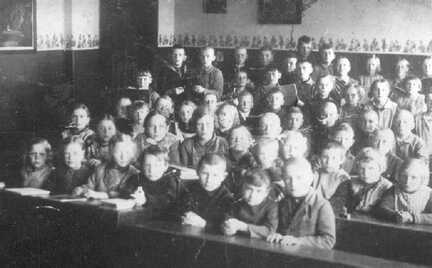069 0048 Klassenbild der Nickelsdorfer Volksschule ca 1930 31
