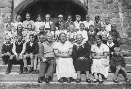 069 0049 Gruppenbild der Nickelsdorfer Volksschule mit Lehrerehepaar Emil und Charlotte Kusch in der Bildmitte