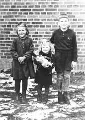 070 0004 Die drei Kinder der Familie Hinz Von links Waltraud Gisela und Reinhold im Jahre 1944