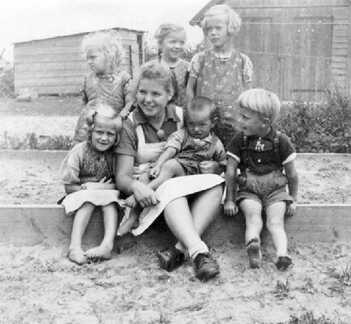 070 0014 Ernte Kindergarten in Parnehnen von April bis Oktober 1939 mit der Arbeitsmaid Elisabeth Dietrich