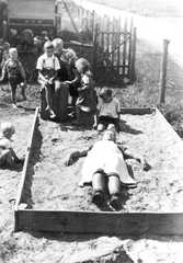 070 0019 Elisabeth Dietrich mit den Kindern in der Sandkiste