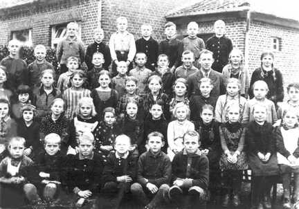 070 0020 Schule Parnehnen 1934 mit Lehrer Laabs