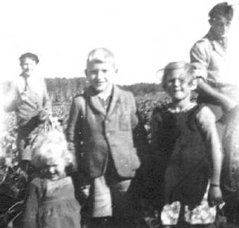 070 0031 Bei der Ruebenernte in Kawernicken Mutter Herta Hinz die Kinder Gisela Reinhold und Waltraud und der Belgier George aus Luettich