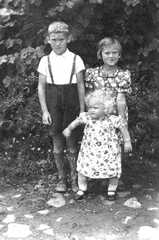 070 0032 Reinhold Waltraud und Gisela Hinz aus Kawernicken im Jahre 1941